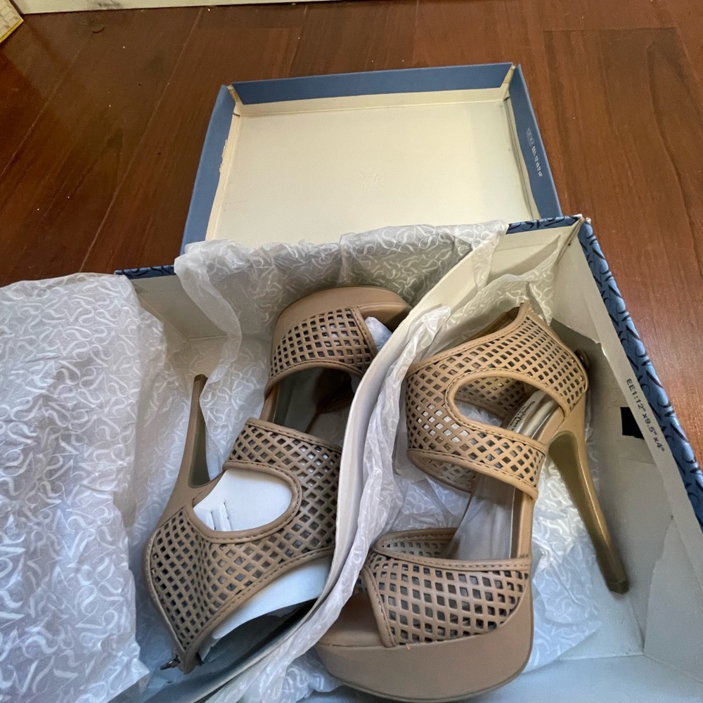 Heels - Picture 2 of 4